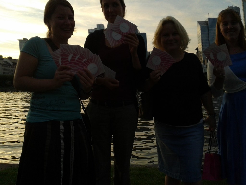 Promo-Mädels im Gegenlicht